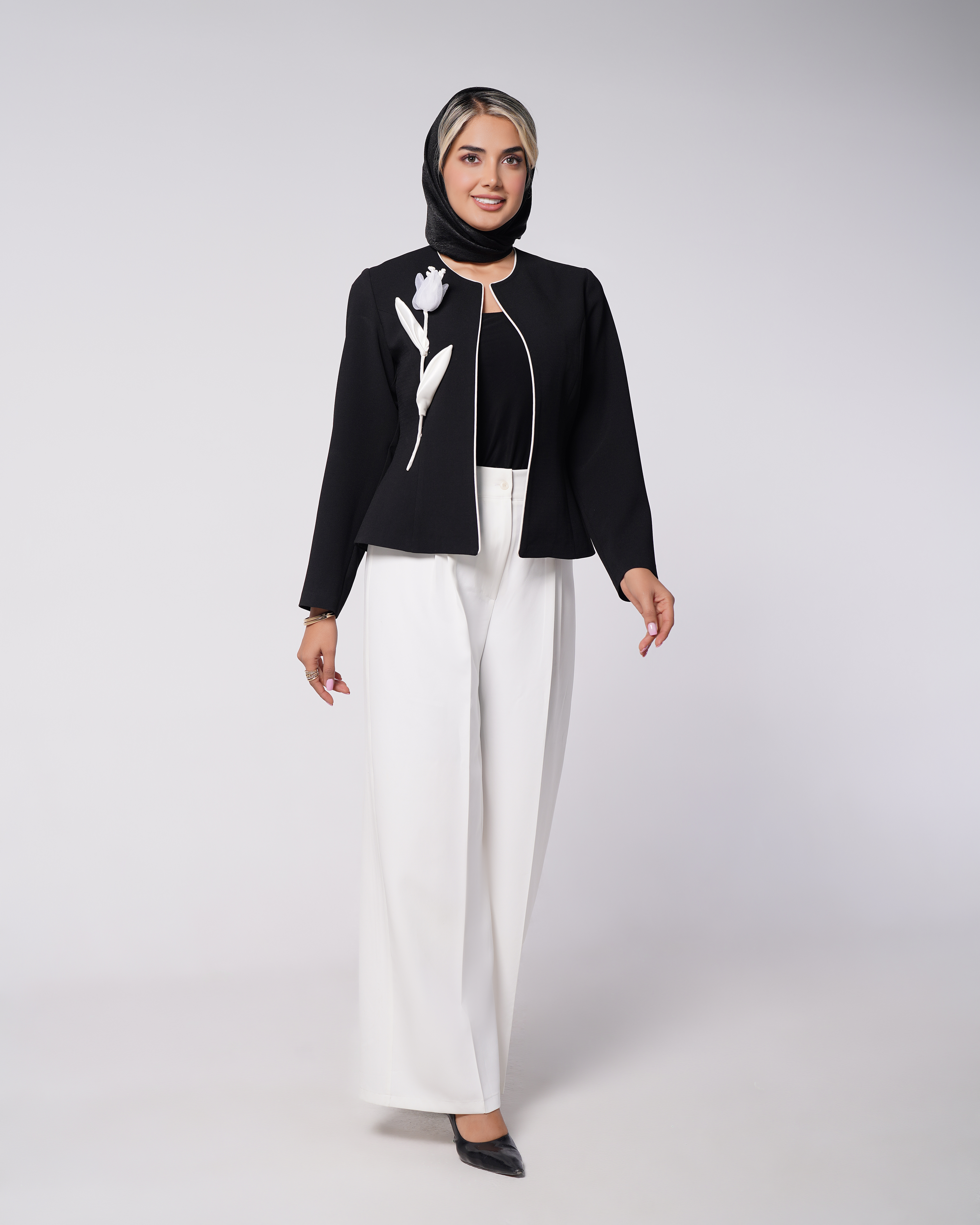 کت مشکی + شلوار سفید
